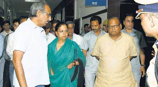 Các quan chức bang Rajasthan đến thăm các nạn nhân vào ngày 1-11. Ảnh: Indian Express