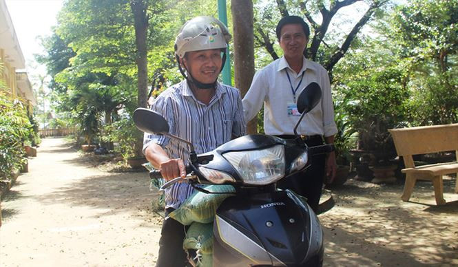 Thầy Nguyễn Tấn Sinh chở gạo cứu trợ về tận nhà cho các em.