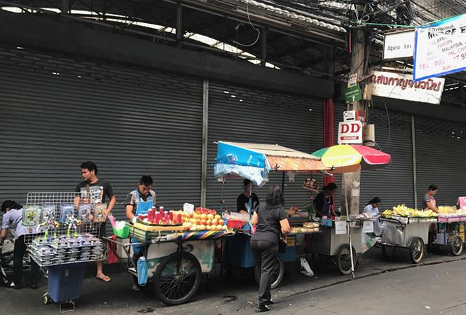 Mặc dù mưu sinh ở xứ người gặp nhiều khó khăn, nhưng họ cũng đủ đồng ra đồng vào…để gửi về quê nhà.