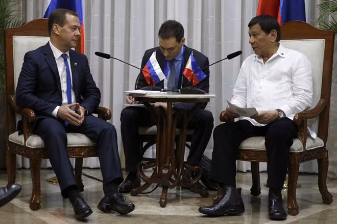 Tổng thống Philippines Rodrigo Duterte (phải) và Thủ tướng Nga Dmitry Medvedev.
