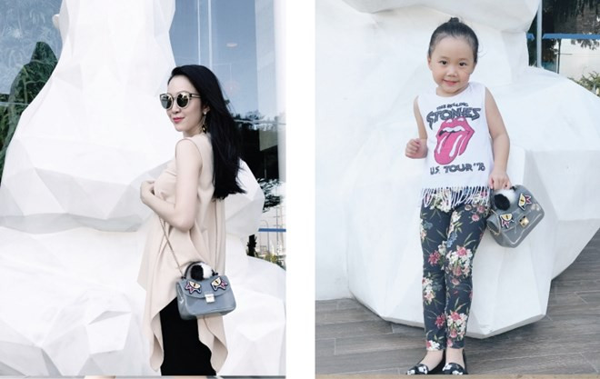 Linh Nga vẫn luôn gắn liền với phong cách nữ tính ngay cả khi phối trang phục cùng quần trong khi bé Luna ''quậy'' hơn hẳn với áo sát nách và quần in hoa. Cả hai mẹ con đều xách túi Furla Candy Jungle với các chi tiết trang trí ngộ nghĩnh.
