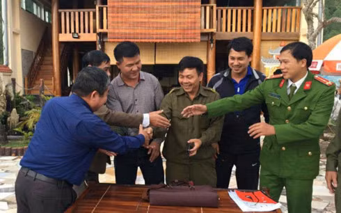 Công an huyện Nghi Lộc và chủ nhà hàng trả lại toàn bộ tài sản cho vị khách để quên