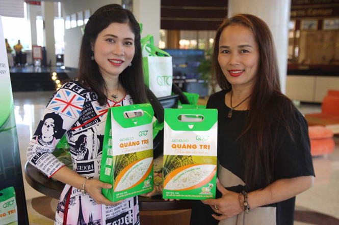 Chị Phạm Thị Diễm Lệ (trái) và sản phẩm “gạo hữu cơ Quảng Trị”. Chị Phạm Thị Diễm Lệ (trái) và sản phẩm “gạo hữu cơ Quảng Trị”.