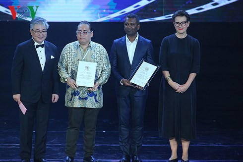 Trao giải cho đạo diễn phim "Yellow Bird" (Singapore) hạng mục Giải thưởng phim ASEAN. Trao giải cho đạo diễn phim