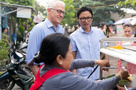 Thủ tướng Malcolm Turnbull cùng đầu bếp nổi tiếng người Úc gốc Việt Luke Nguyen đứng chờ mua bánh mì Thủ tướng Malcolm Turnbull cùng đầu bếp nổi tiếng người Úc gốc Việt Luke Nguyen đứng chờ mua bánh mì