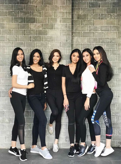 Dàn người đẹp đều "ăn gian" chiều cao để có bức ảnh không "kém chị kém em". Dàn người đẹp đều