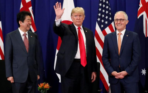 Từ trái sang phải, Thủ tướng Nhật Bản Shinzo Abe, Tổng thống Mỹ Donald Trump và Thủ tướng Australia Malcolm Turnbull gặp nhau tại Manila, Philippines.