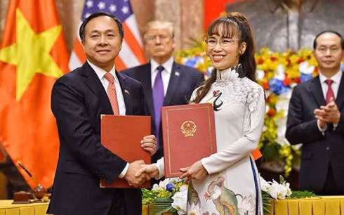 Hợp đồng cho đơn hàng 10 tàu bay mới của Vietjet Air vừa được ký kết sáng 12-11.