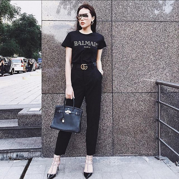 Cách kết hợp quần âu với phụ kiện đồ hiệu bắt mắt chứng tỏ đẳng cấp của người mặc. Cô cũng khéo léo chọn các chi tiết kim loại ánh vàng để làm sáng lên tông đen cho cả trang phục. Cách kết hợp quần âu với phụ kiện đồ hiệu bắt mắt chứng tỏ đẳng cấp của người mặc. Cô cũng khéo léo chọn các chi tiết kim loại ánh vàng để làm sáng lên tông đen cho cả trang phục.