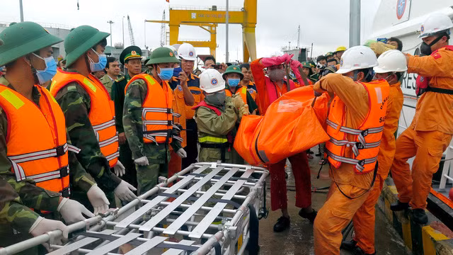 Lực lượng cứu nạn đưa thi thể nạn nhân vào bờ