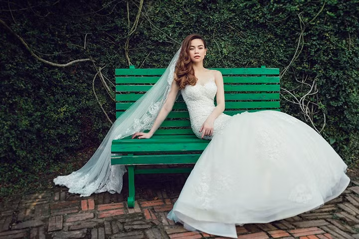 Kể từ sau khi rút lui khỏi làng mẫu, Hồ Ngọc Hà chuyên tâm với nghiệp cầm ca, lập gia đình và sinh con.