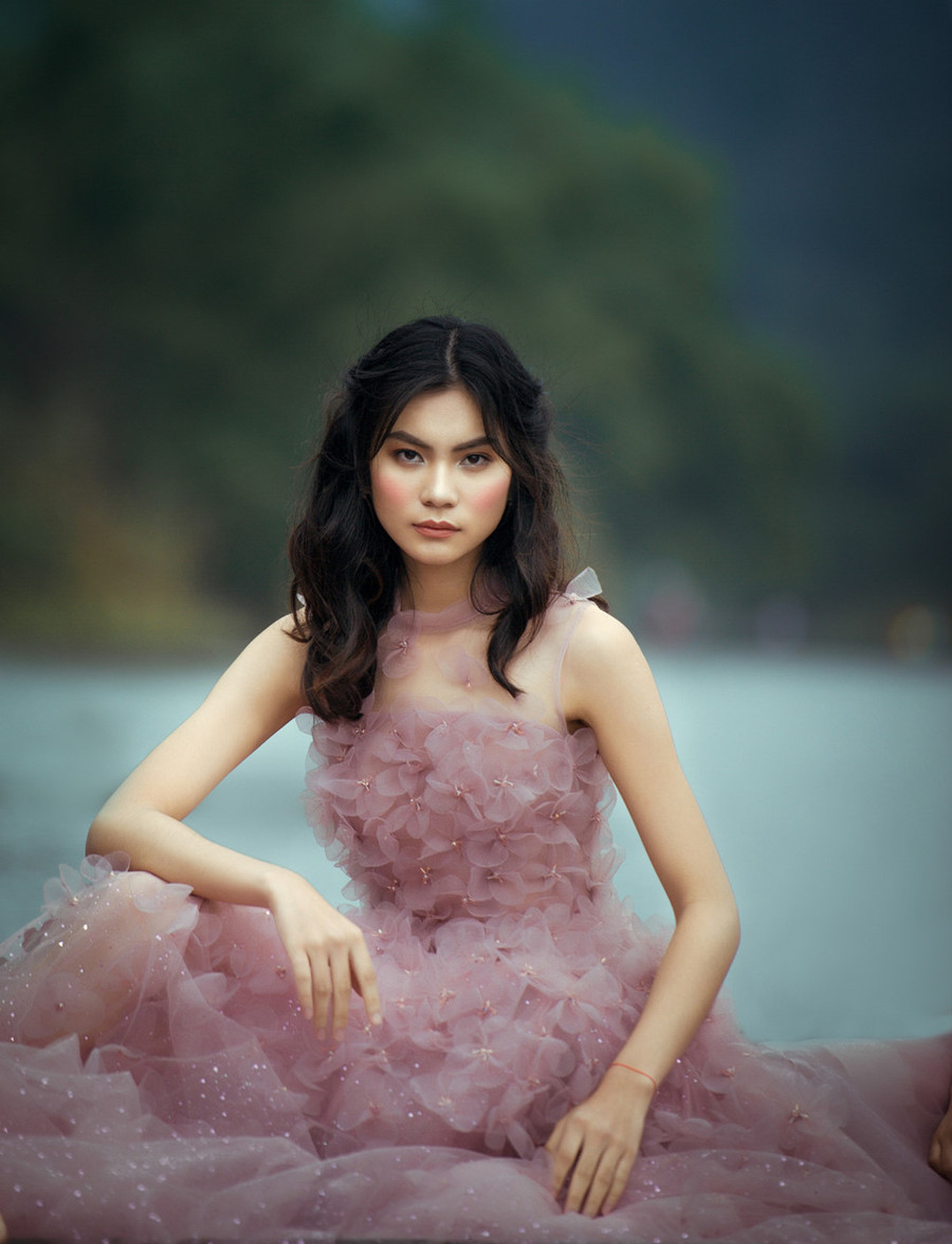 Đúng với tên gọi Vùng đất tiên, bộ sưu tập bao gồm hầu hết mẫu đầm xếp tầng, đính kết cánh hoa tỉ mỉ, bay bổng và dịu dàng. Tông màu chủ đạo là pastel dịu nhẹ và những gam màu trung tính, được phối uyển chuyển. Đúng với tên gọi Vùng đất tiên, bộ sưu tập bao gồm hầu hết mẫu đầm xếp tầng, đính kết cánh hoa tỉ mỉ, bay bổng và dịu dàng. Tông màu chủ đạo là pastel dịu nhẹ và những gam màu trung tính, được phối uyển chuyển.