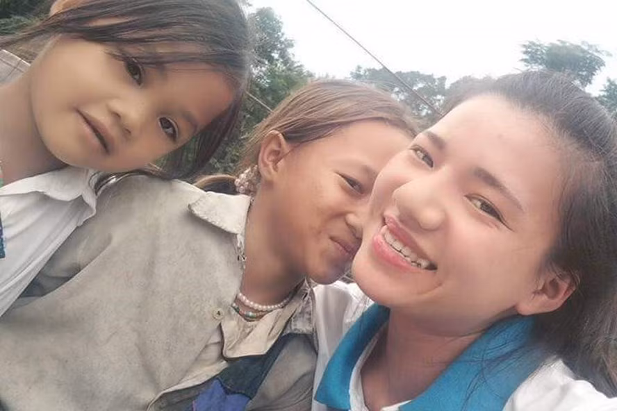 Cô giáo trẻ Hà Thị Hoa Tươi trong một lần hoạt động tình nguyện.