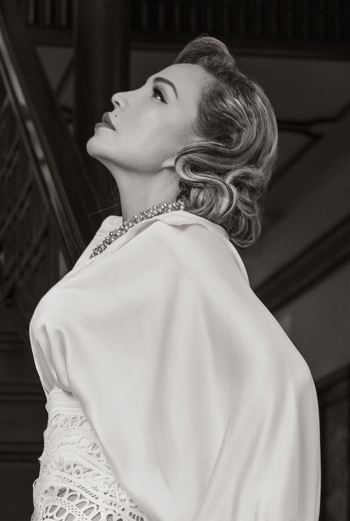 Với sự giúp đỡ của nhà tạo mốt thân thiết, giọng ca “Đừng bao giờ hứa” đang dần khẳng định hình ảnh của mình trong mắt công chúng.