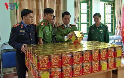 108 hộp pháo hoa được Hoa mang từ Trung Quốc về 108 hộp pháo hoa được Hoa mang từ Trung Quốc về