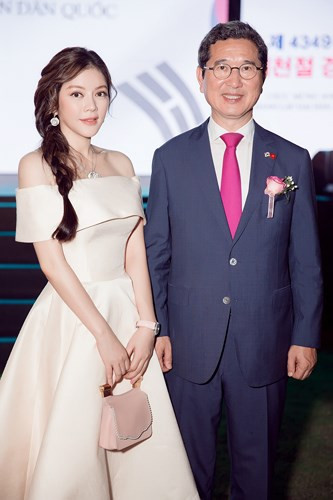  Lý Nhã Kỳ chụp ảnh với ngài Kim Hack Yong, nghị sĩ Quốc hội, Chủ tịch Hội Hữu nghị Hàn - Việt.