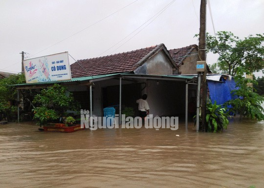 Nhiều nhà dân ở Quảng Ngãi bị ngập chìm trong chiều 5-11. Nhiều nhà dân ở Quảng Ngãi bị ngập chìm trong chiều 5-11.