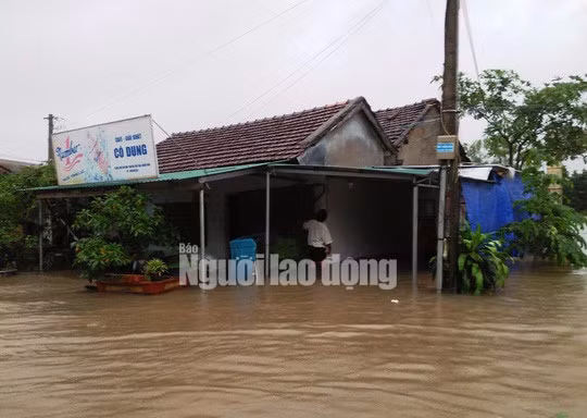 Nhiều nhà dân ở Quảng Ngãi bị ngập chìm trong chiều 5-11.
