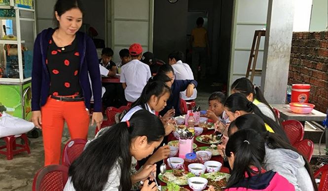 Bữa cơm trưa cho học sinh trường do thầy Nguyễn Tấn Sinh vận động nhà hảo tâm hỗ trợ.