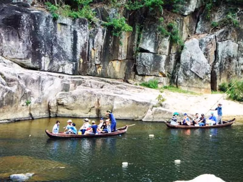 Du khách đi thuyền khám phá Hầm Hô.