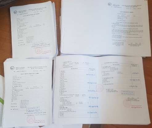 Các mẫu giấy khám sức khỏe giả đều có sẵn con dấu nhưng chưa ghi thông tin người khám.