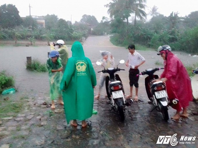 Tại hiện trường, nước lũ vẫn chảy xiết, giao thông bị chia cắt. Tại hiện trường, nước lũ vẫn chảy xiết, giao thông bị chia cắt.