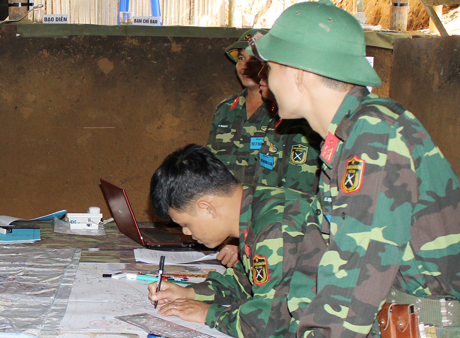  Cán bộ tác nghiệp trên bản đồ. Ảnh: Duy Hiển