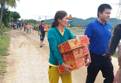 Người dân thôn Ngọc Trì nhận quà Báo Thanh Niên hỗ trợ.