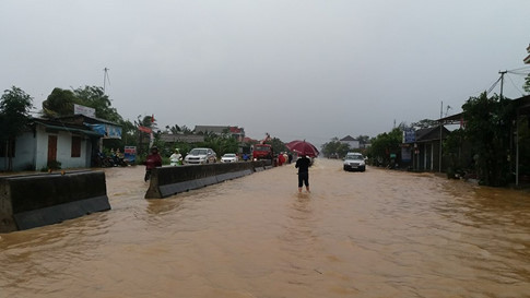 QL1 A địa phận Truồi (H.Phú Lộc) đã ngập sâu, lực lượng CSGT đang phân luồng để đảm bảo an toàn cho xe và người. QL1 A địa phận Truồi (H.Phú Lộc) đã ngập sâu, lực lượng CSGT đang phân luồng để đảm bảo an toàn cho xe và người.