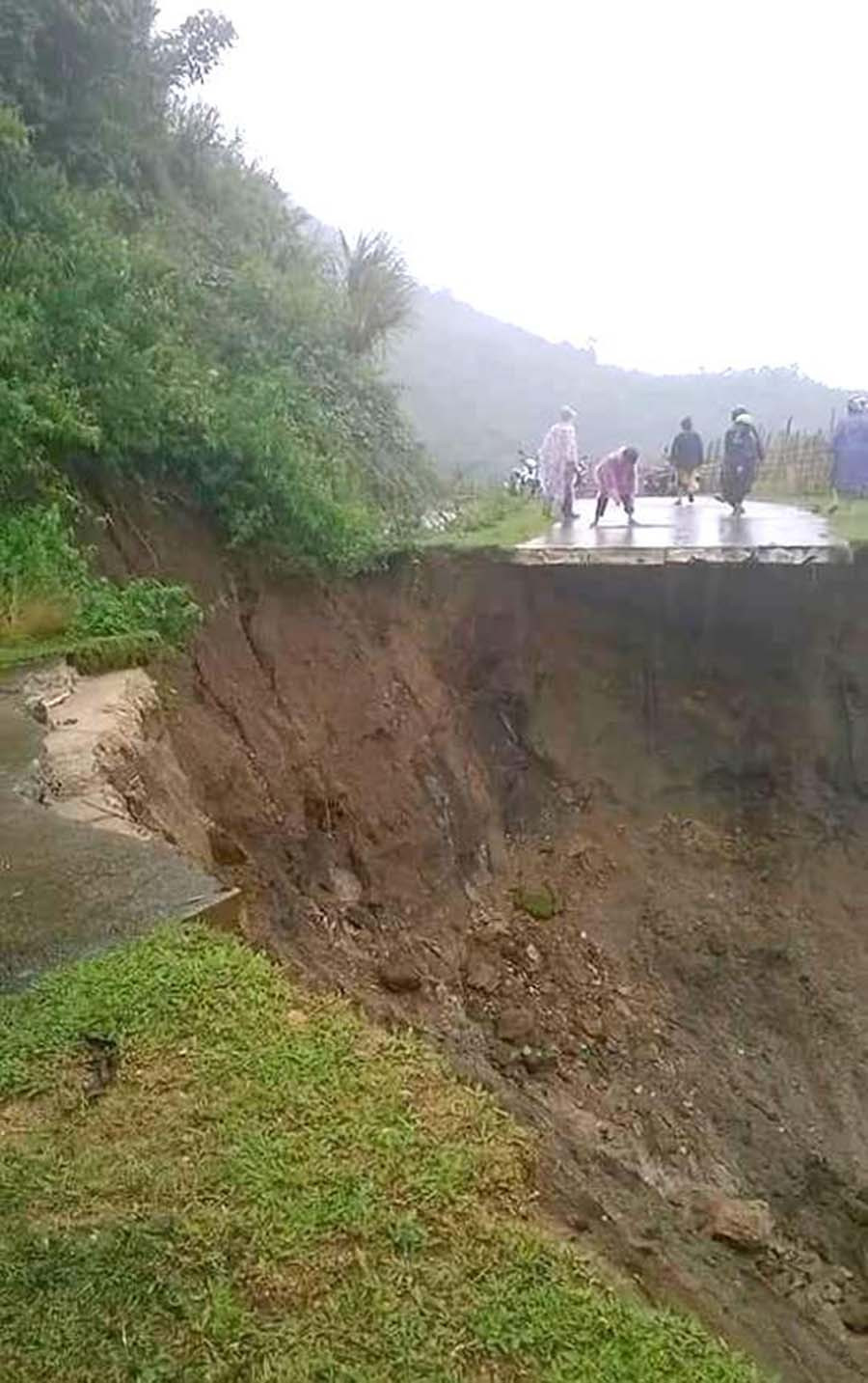  Sạt lở Tỉnh lộ 676 chia cắt xã Đak Ring, Đak Nên. Ảnh: Hoài Trần