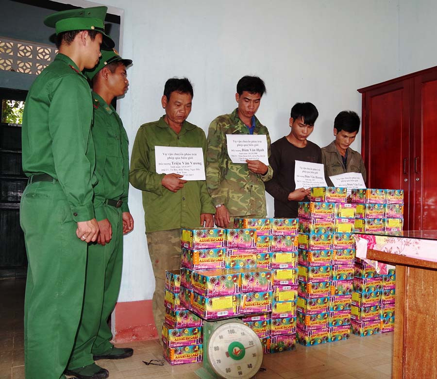 Các đối tượng và tang vật đang được tạm giữ tại ĐBP CKQT Bờ Y. Ảnh: Hoài Trần  Các đối tượng và tang vật đang được tạm giữ tại ĐBP CKQT Bờ Y. Ảnh: Hoài Trần