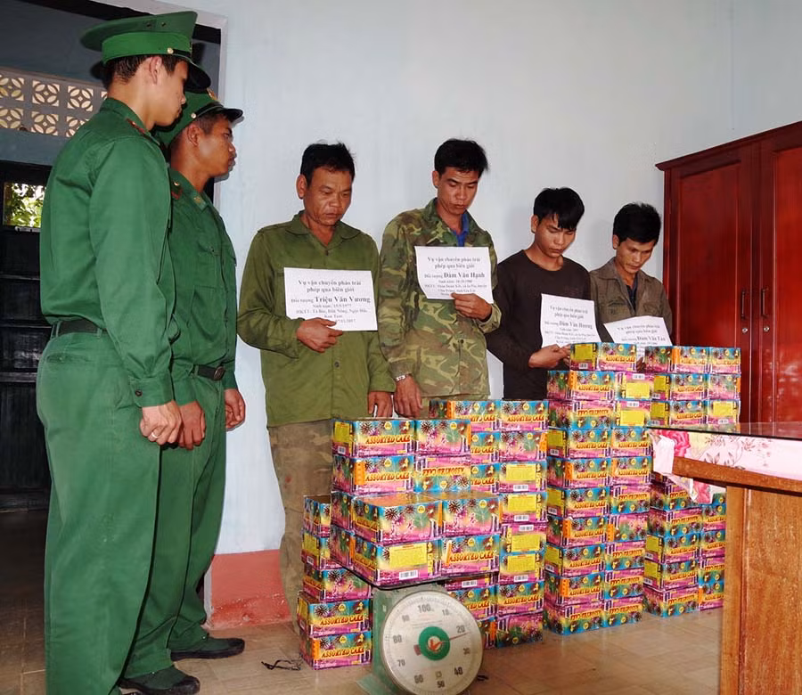  Các đối tượng và tang vật đang được tạm giữ tại ĐBP CKQT Bờ Y. Ảnh: Hoài Trần