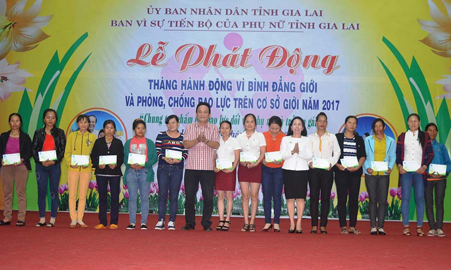  Ban Vì sự tiến bộ của tỉnh tặng quà cho các gia đình. Ảnh: Đ.Y