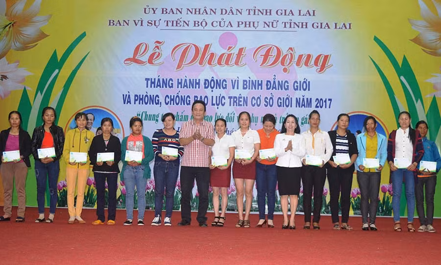  Ban Vì sự tiến bộ của tỉnh tặng quà cho các gia đình. Ảnh: Đ.Y