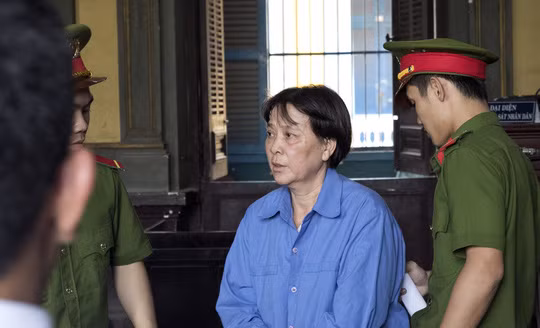 Bị cáo Nguyễn Thị Nga bị áp giải sau phiên tòa.