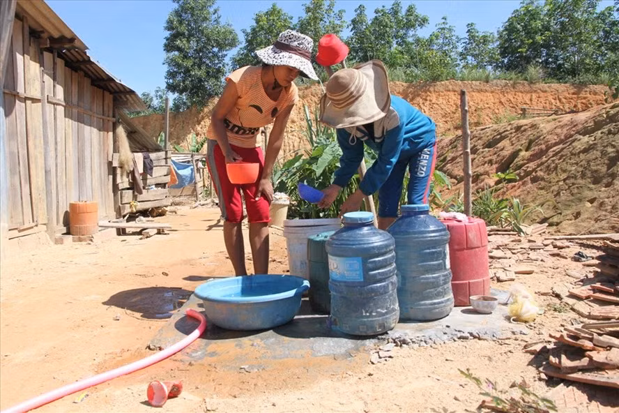 Không đất sản xuất, dân ở khu tái định cư còn phải dè sẻn từng giọt nước vì giếng được đào nhưng nay phần lớn không có nước.