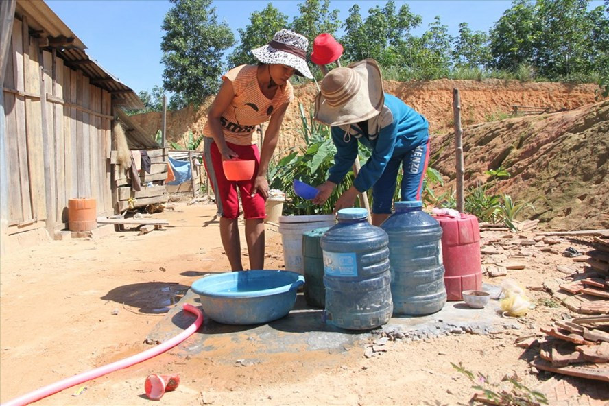 Không đất sản xuất, dân ở khu tái định cư còn phải dè sẻn từng giọt nước vì giếng được đào nhưng nay phần lớn không có nước. Không đất sản xuất, dân ở khu tái định cư còn phải dè sẻn từng giọt nước vì giếng được đào nhưng nay phần lớn không có nước.