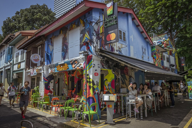 Dưới cái nắng của khí hậu xích đạo nóng ẩm, du khách nghỉ chân uống nước, không quên chụp hình selfie và check-in