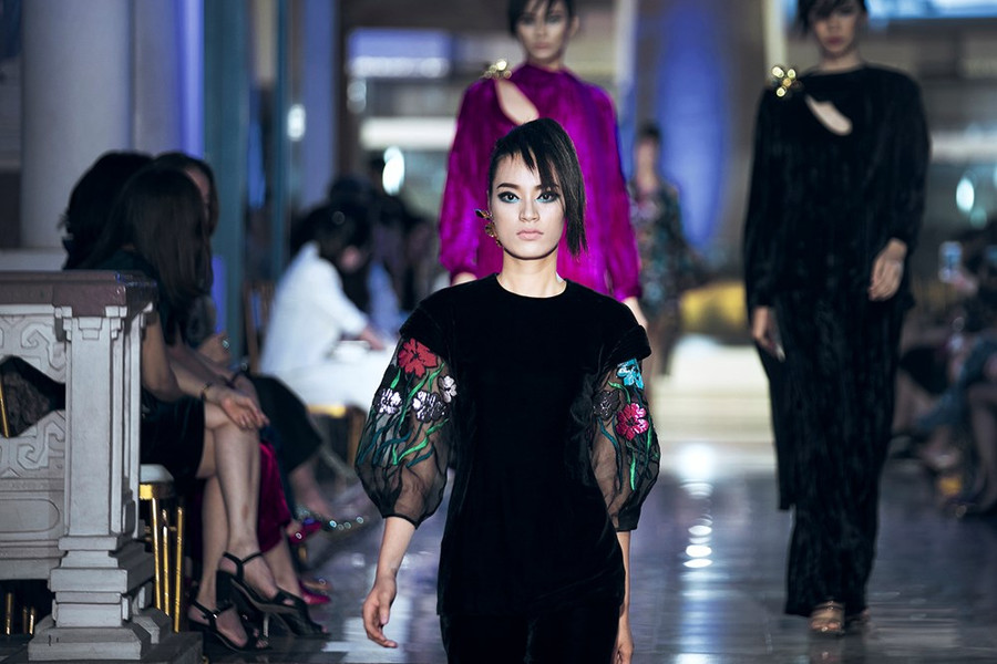 Nhà tạo mốt và các nghệ nhân của chị có cách xử lý chất liệu đặc biệt. Nhà tạo mốt và các nghệ nhân của chị có cách xử lý chất liệu đặc biệt.