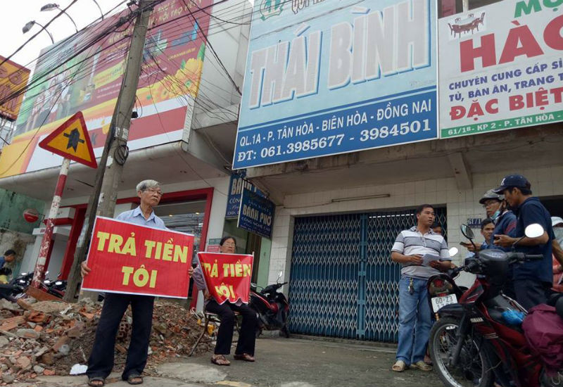 Người dân đòi lại tiền từ quỹ tín dụng