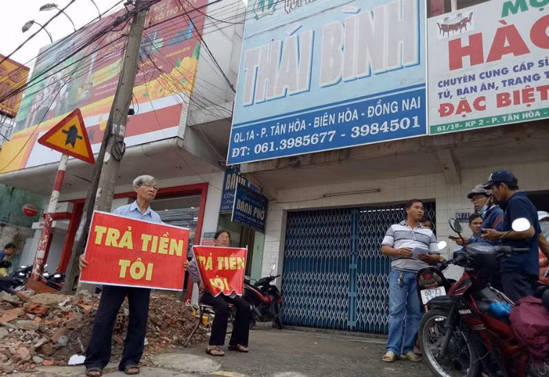 Người dân đòi lại tiền từ quỹ tín dụng