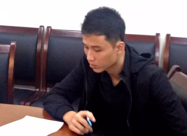 Nghi phạm Tùng tại cơ quan công an