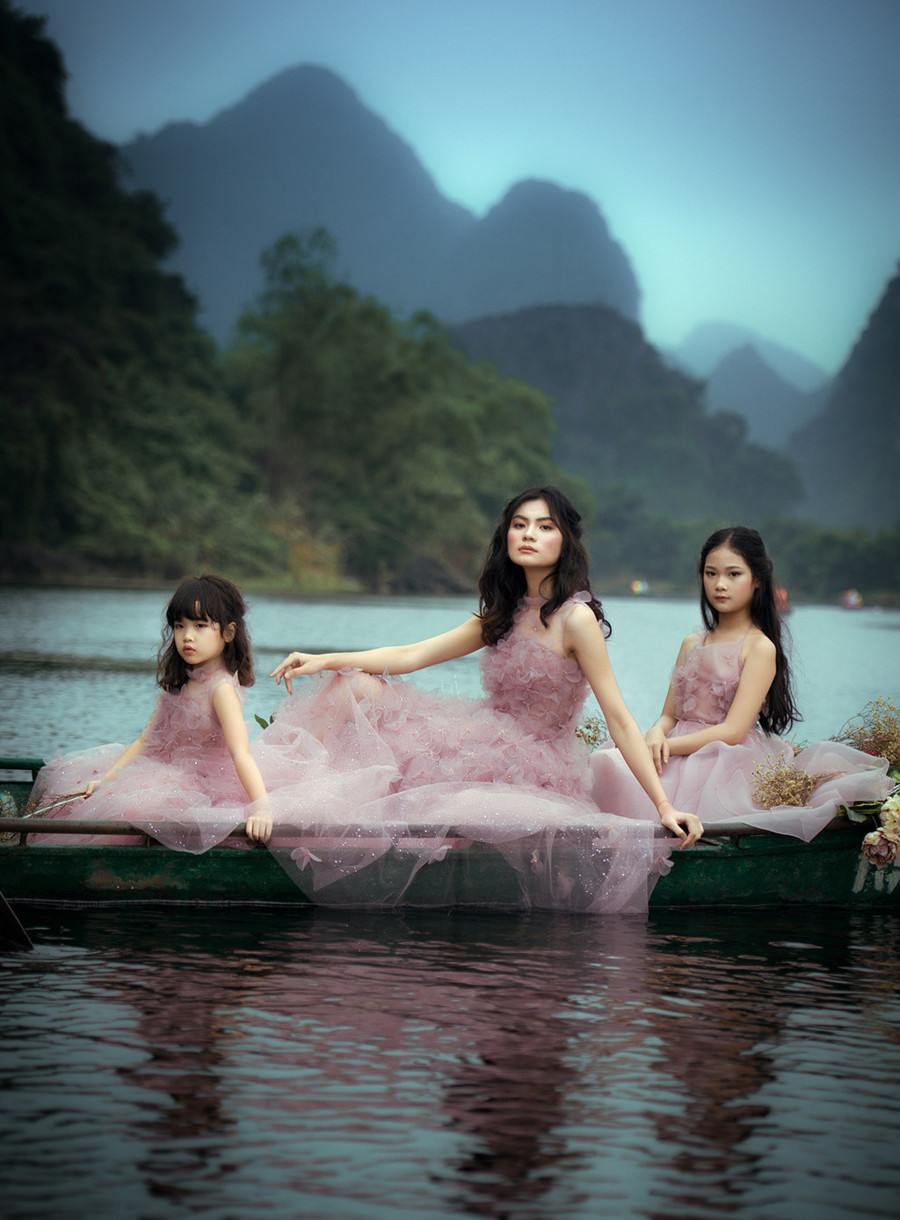 Bộ hình còn có sự tham gia của các người mẫu nhí trong trang phục đôi bồng bềnh, duyên dáng. Bộ hình còn có sự tham gia của các người mẫu nhí trong trang phục đôi bồng bềnh, duyên dáng.