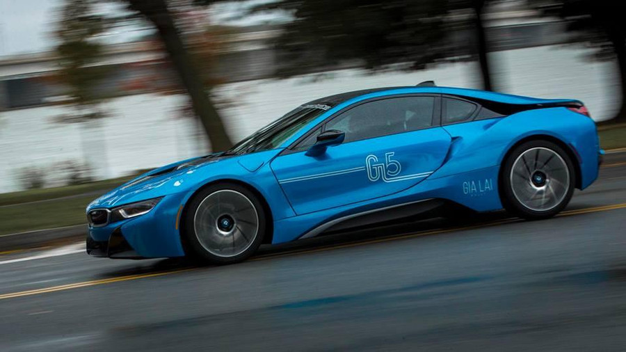  BMW i8 lạc lõng trong đoàn siêu xe.