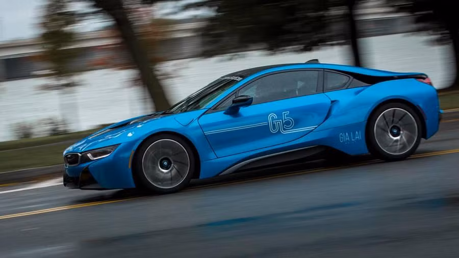 BMW i8 lạc lõng trong đoàn siêu xe. BMW i8 lạc lõng trong đoàn siêu xe.