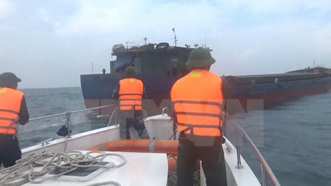 Lực lượng Biên phòng tỉnh Quảng Bình tổ chức cứu nạn thành công tàu hàng cùng 11 thuyền viên gặp nạn trên biển vào bờ an toàn.