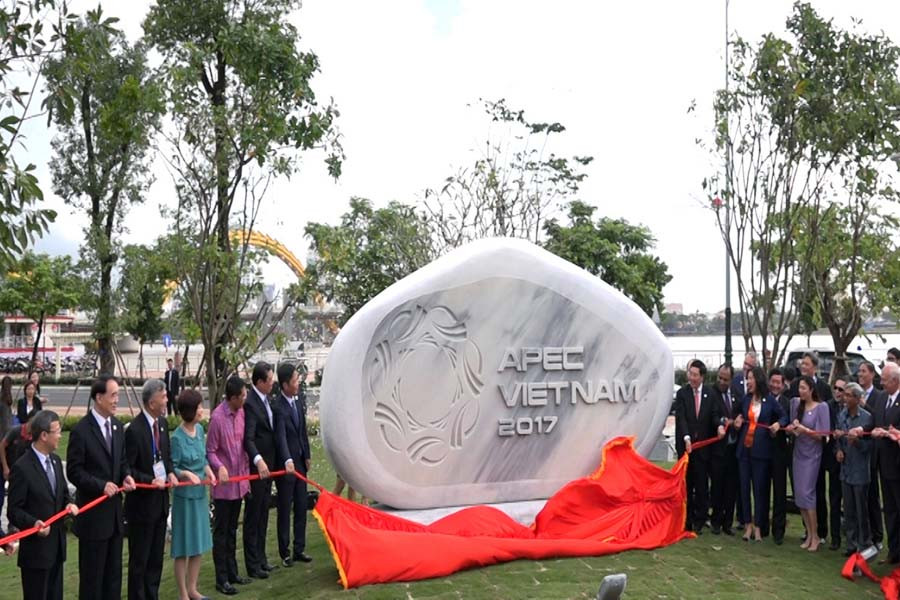 Phó Thủ tướng, Bộ trưởng Ngoại giao Phạm Bình Minh kéo băng khai trương Công viên APEC.