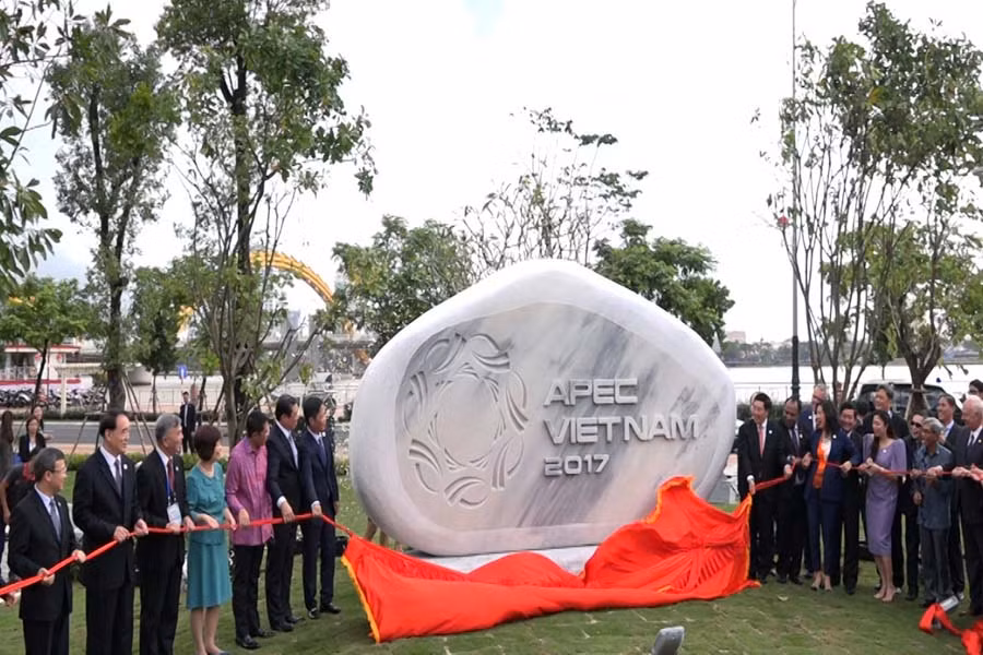 Phó Thủ tướng, Bộ trưởng Ngoại giao Phạm Bình Minh kéo băng khai trương Công viên APEC.