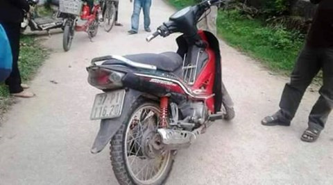 Chiếc xe máy các đối tượng bỏ lại trong lúc bị truy đuổi. Chiếc xe máy các đối tượng bỏ lại trong lúc bị truy đuổi.