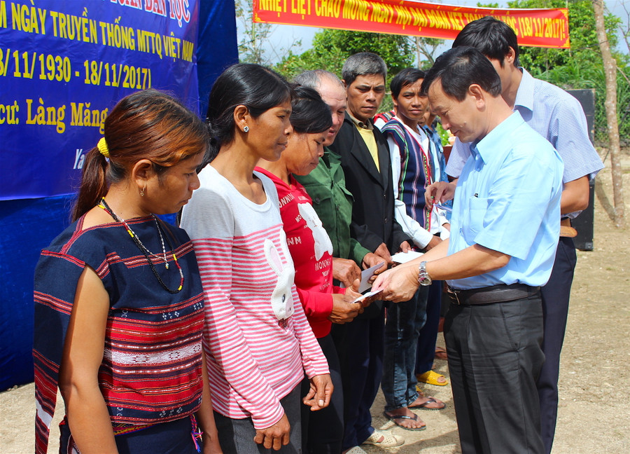 Bí thư Tỉnh ủy Dương Văn Trang trao quà cho các hộ nghèo làng Măng. Ảnh: Hồng Thi